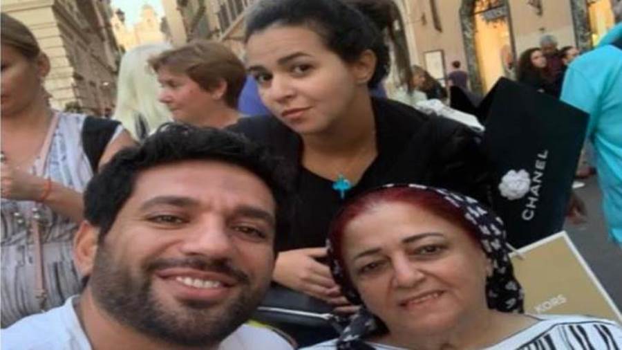 حسن الرداد وزوجته ووالدته