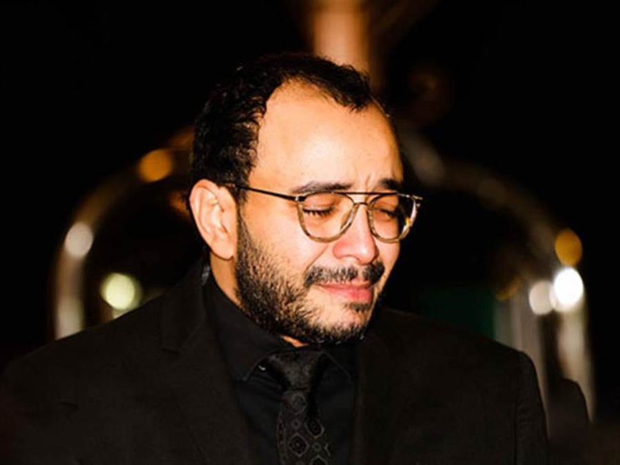 "نفسي اترمي في حضنك ومشيتي".. حسام داغر ينهار في إحياء الذكرى الأولى لوفاة والدته