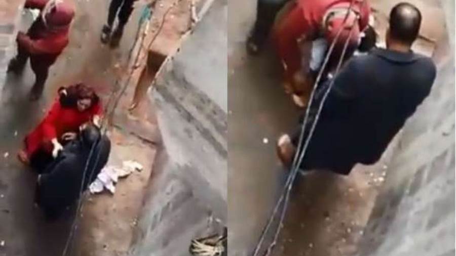 أب يعري طفلته في الشارع