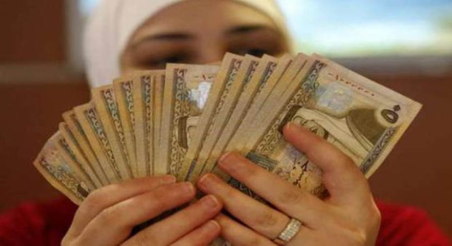 الإفتاء يرفض استدانة الزوج للمهر من الزوجة قبل العقد.. والسبب!