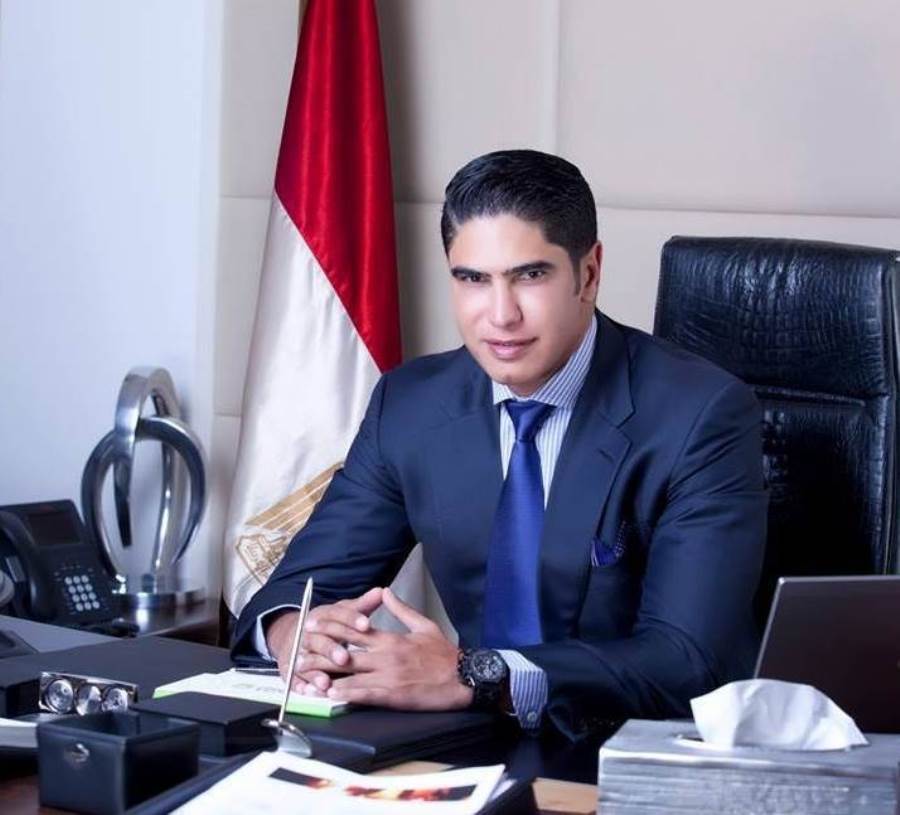 بالأسود .. أحمد أبو هشيمة بصحبة عمرو دياب 