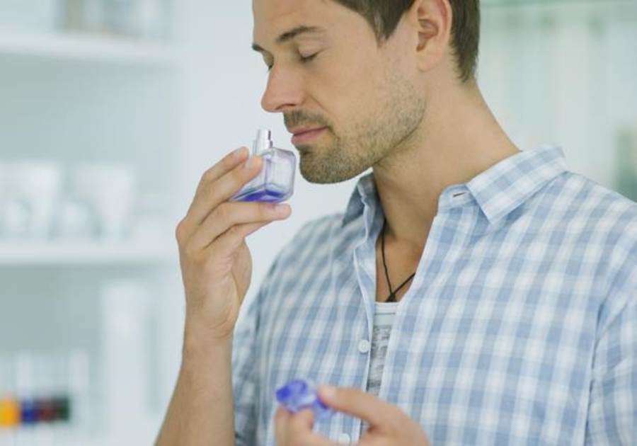 أخطاء كثيرة يقع فيها البعض عند اختيار العطر المناسب للرجل