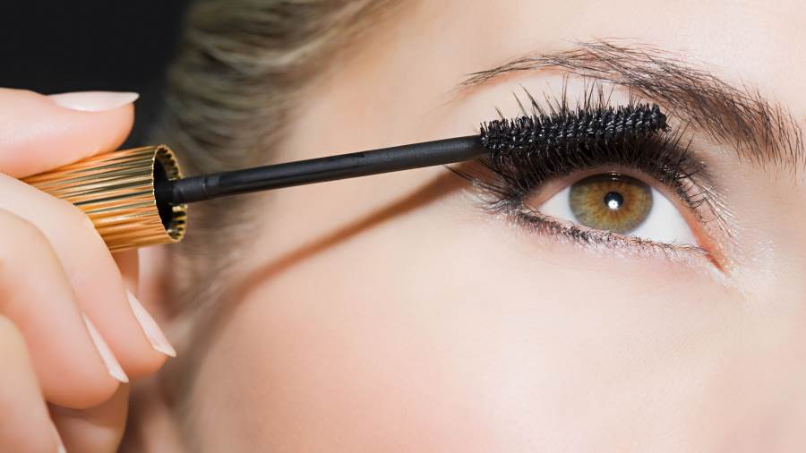 الرموش جميلة بطبيعتها ومع ذلك يمكنك جعلهم أكثر جمالا وجاذبية .