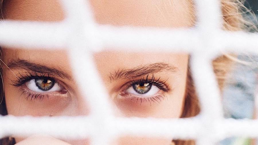 نصائح للعناية بالمنطقة الرقيقة حول العينين