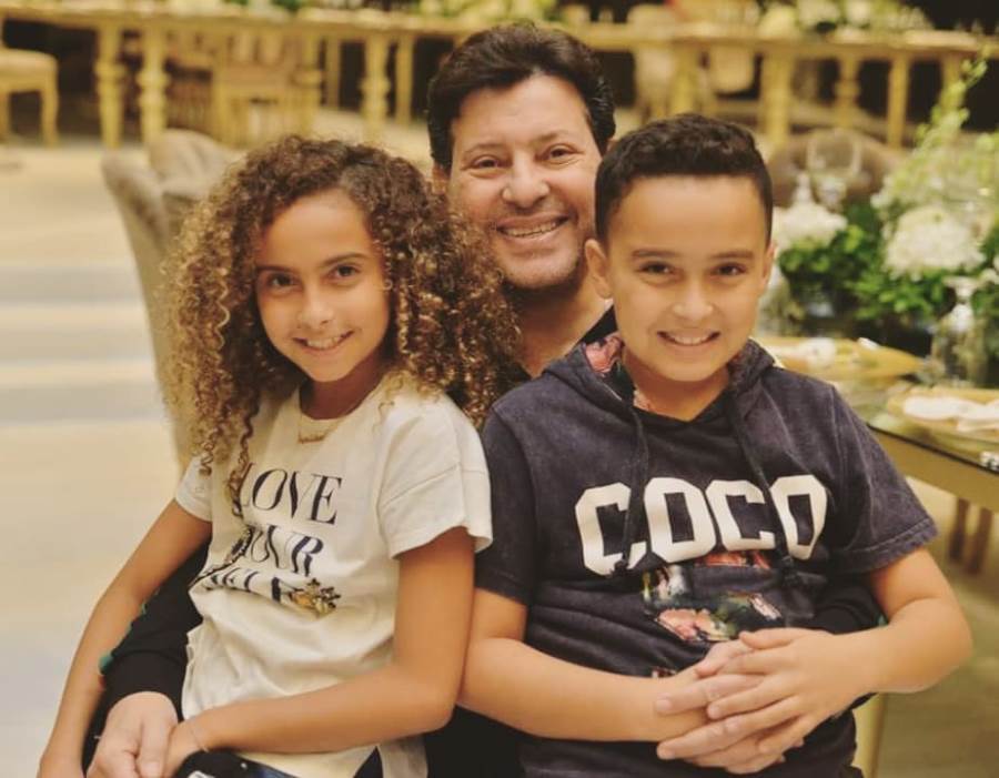هاني شاكر يشارك جمهوره لاحتفاله بعيد ميلاد توأمي ابنته الراحلة دينا