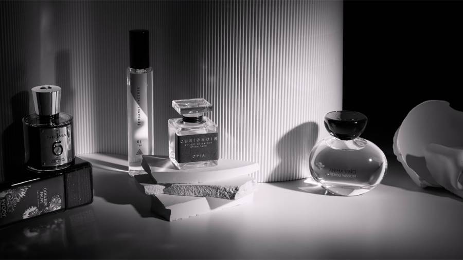 لا يكتمل روتين جمالك بدون رشة انتعاشة من عطرك المفضل