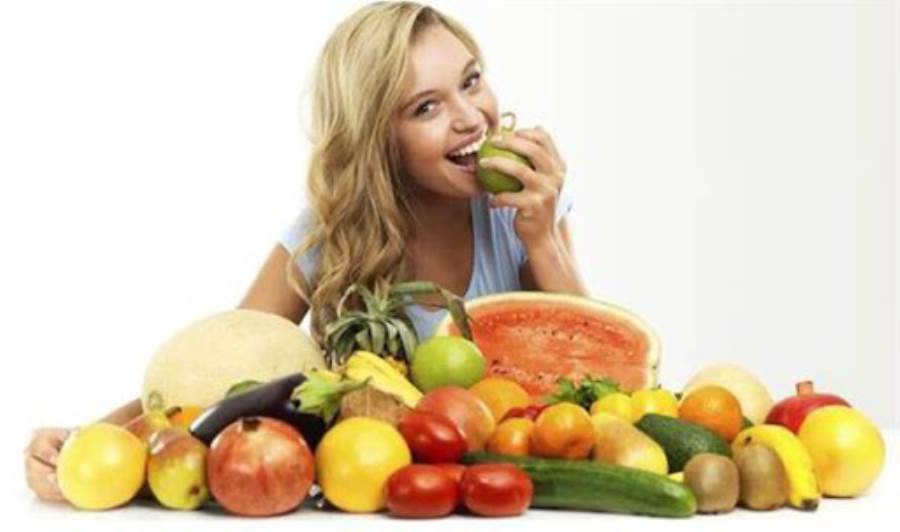 خبيرة تغذية تكشف أضرار الإفراط في أكل الفواكه