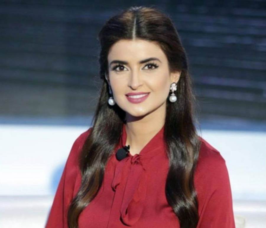علا الفارس تخطف الأنظار ببدلة قطيفة وكمامة