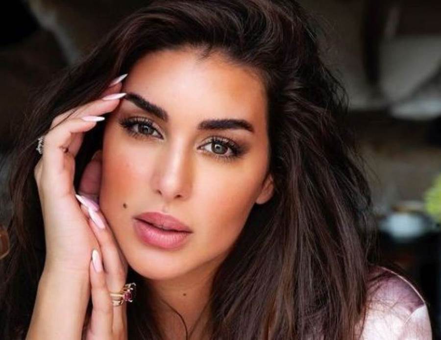 ياسمين صبري تتألق بعقد فخم وزنه 130 قيراطاً