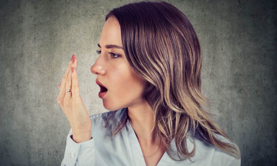 طبيب أخصائي يكشف أسباب رائحة الفم الكريهة