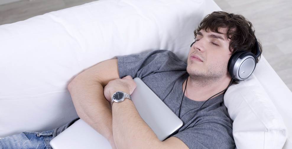 مخاطر النوم بسماعات الرأس على الجسم وكيفية الوقاية منها