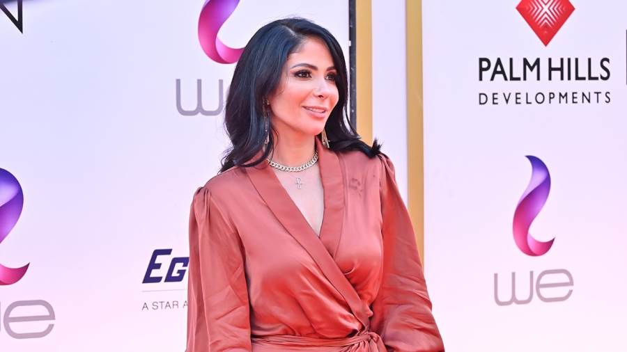شاهد.. منى زكي تنفرد بنشر بوستر مسلسلها الجديد "لعبة نيوتن"
