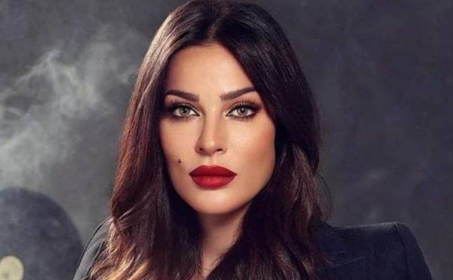 نادين نسيب نجيم تبرز أنوثتها بأوف شولدرز