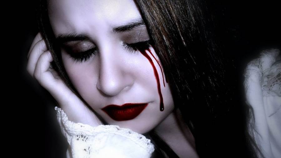 تبكي دموعا من دم