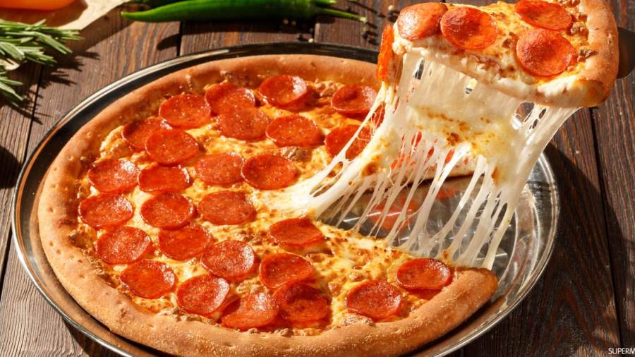 بيتزا بالسجق