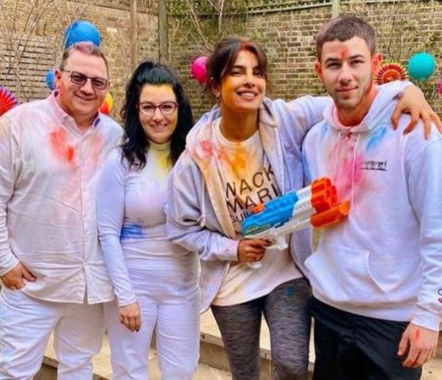 بريانكا شوبرا وعائلتها يحتفلون بمهرجان الألوان الهندى