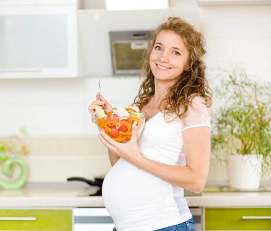 للحوامل النباتيين .. 5 عناصر غذائية يحتاجها الجسم خلال فترة الحمل