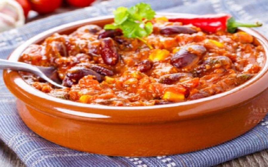 للسحور .. طريقة عمل الفول بالسجق 