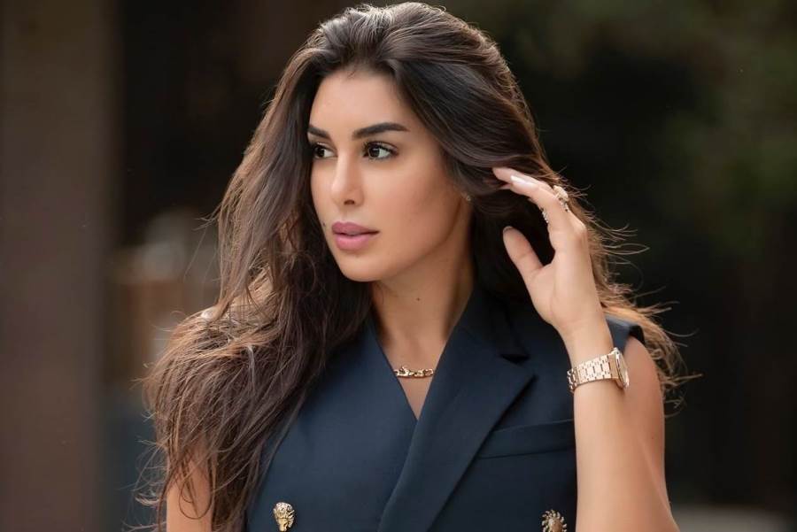 ياسمين صبري تبرز أنوثتها بالأبيض