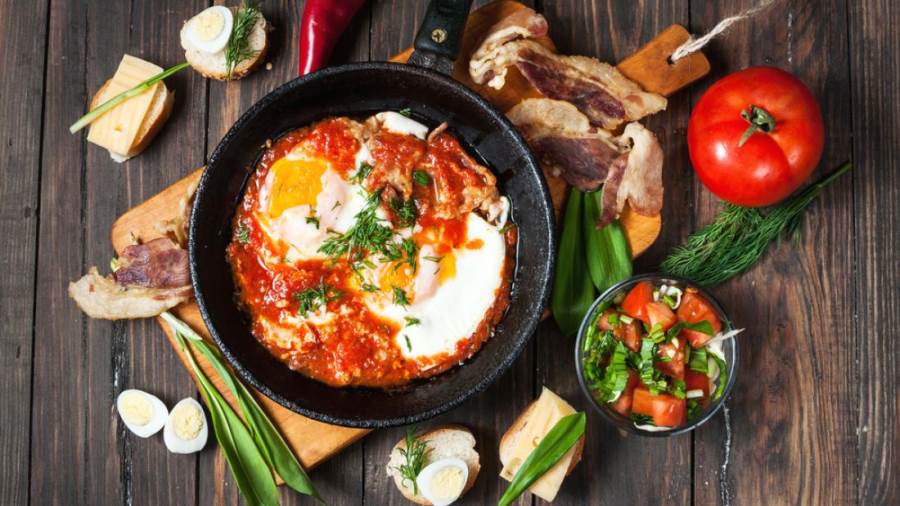 شكشوكة وبطاطس بيوريه بالزبدة