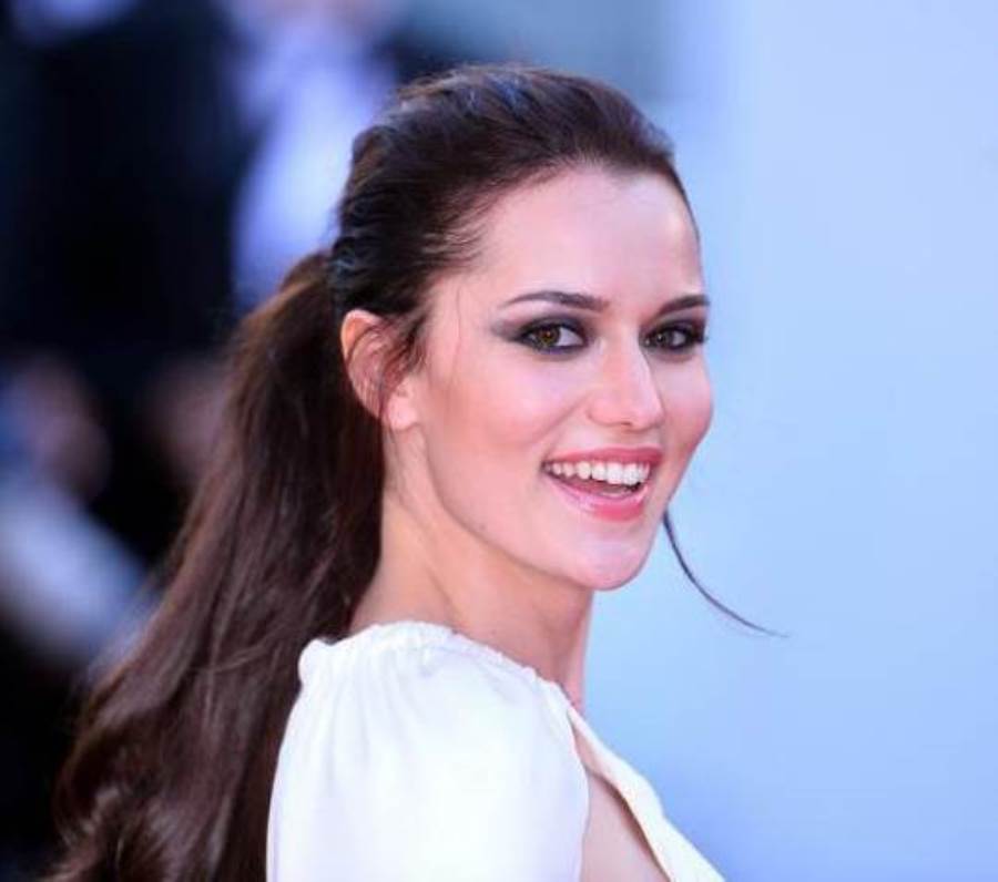  فهرية أفجان تبرز أناقتها وسط الطبيعة