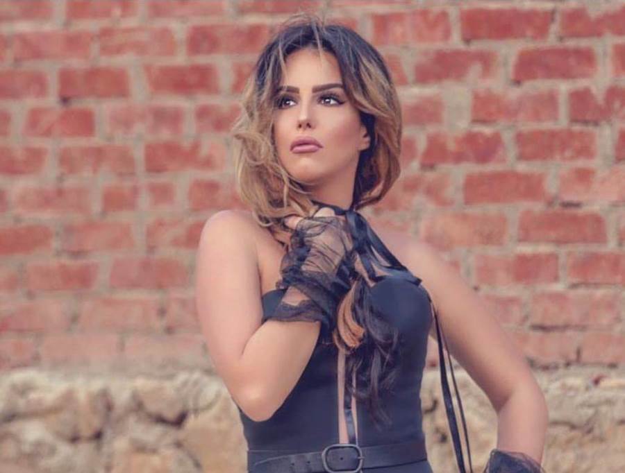 دنيا عبد العزيز تخطف الأنظار بإطلالة رمضانية