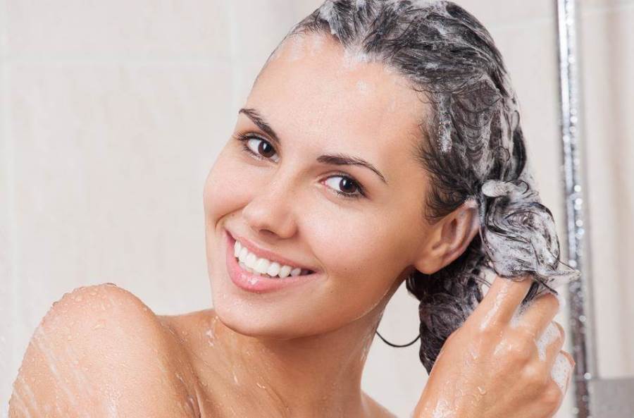 كيف تحافظين على شعرك أثناء الاستحمام