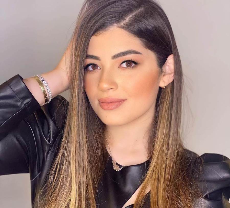 ليلى أحمد زاهر تخطف الأنظار بفستان لافت 