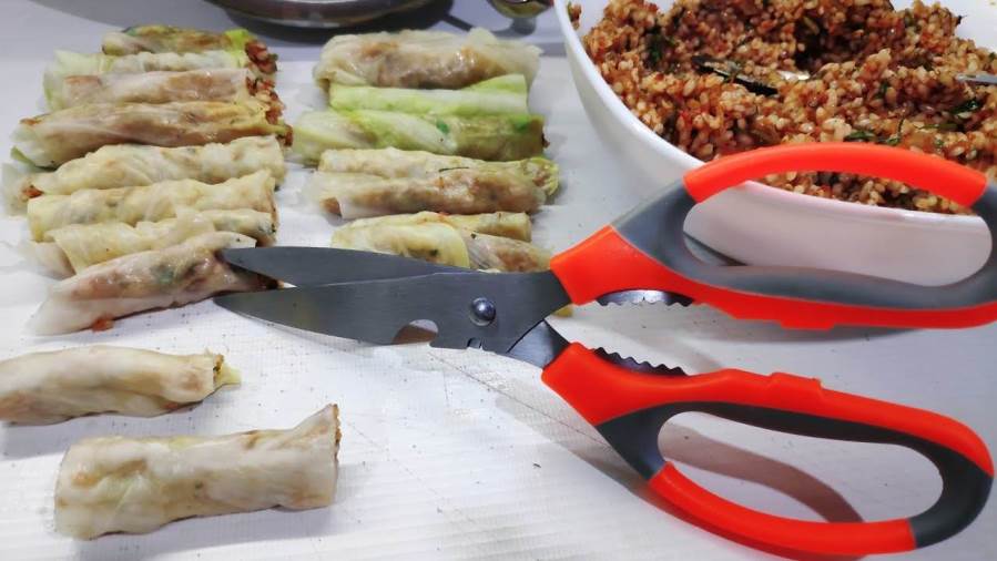 لف محشي الكرنب بالمقص