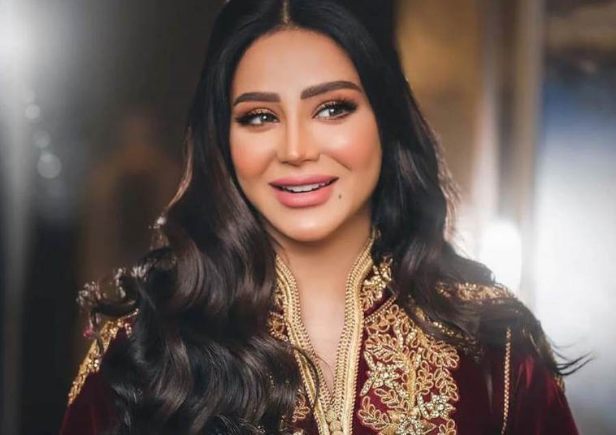 لجين عمران تخطف الأنظار بالأحمر
