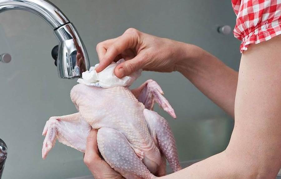 لا تغسلي الدجاج ابدا لهذه الأسباب .. تعرفي عليها