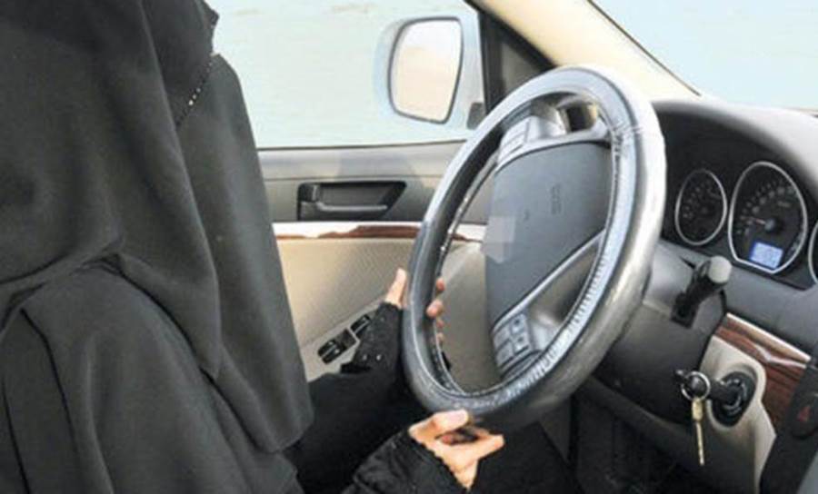 بالفيديو .. سعودية تقتحم محلا بسيارتها أثناء تدريبها على القيادة