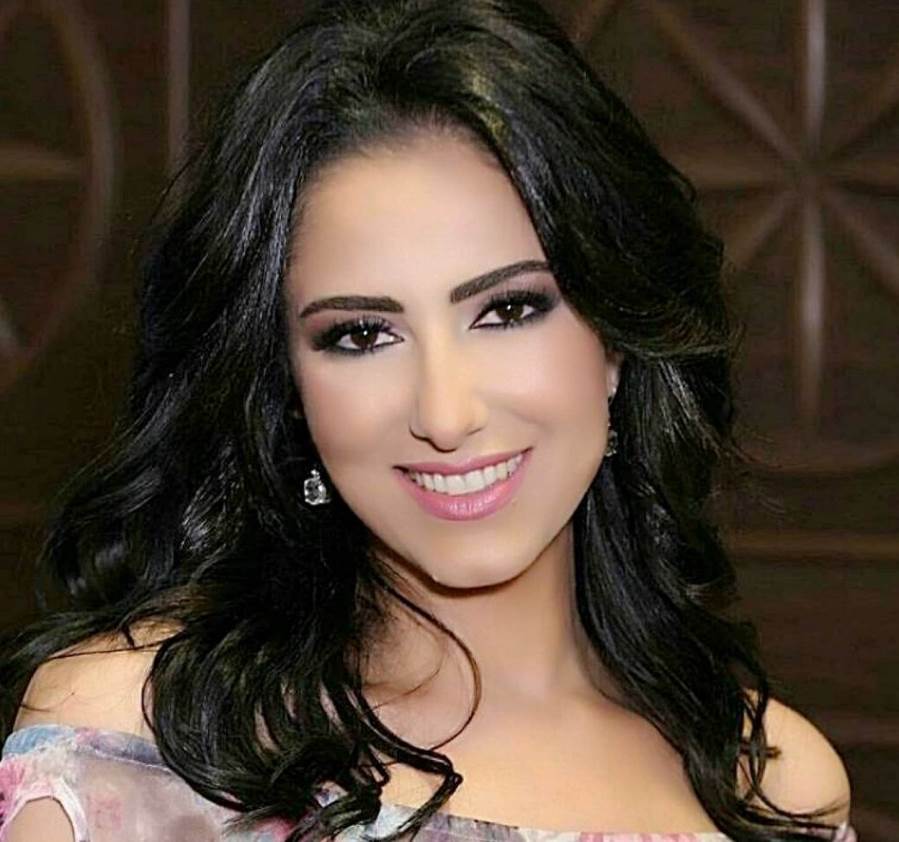 من امام البحر .. حنان مطاوع تستعرض رشاقتها بفستان أصفر 