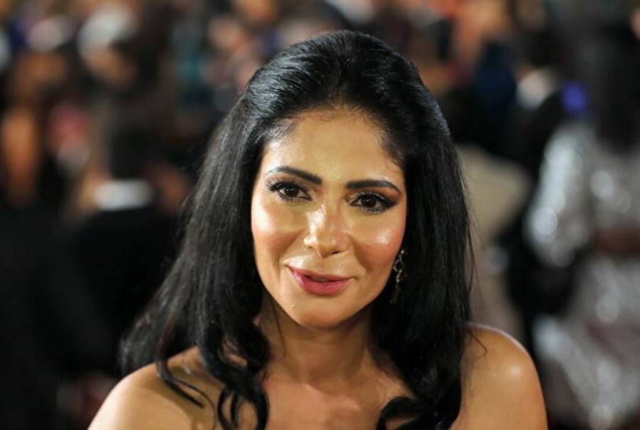 بالفيديو .. منى زكي تكشف علاقتها بـ احمد حلمى  وقصة زواجهما