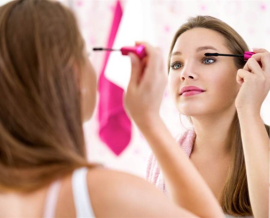 للفتيات .. اتعلمى حيل مكياج للوك بسيط ومميز قبل دخول الجامعة