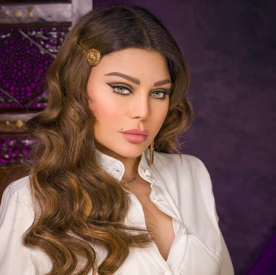 هيفاء وهبي بجينز مقطع وتوب حمالات