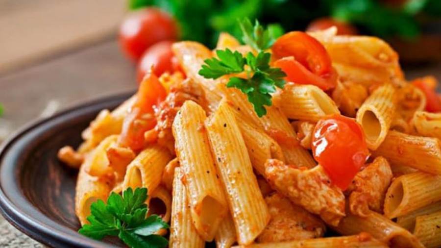 مكرونة بالدجاج والصوص الأحمر