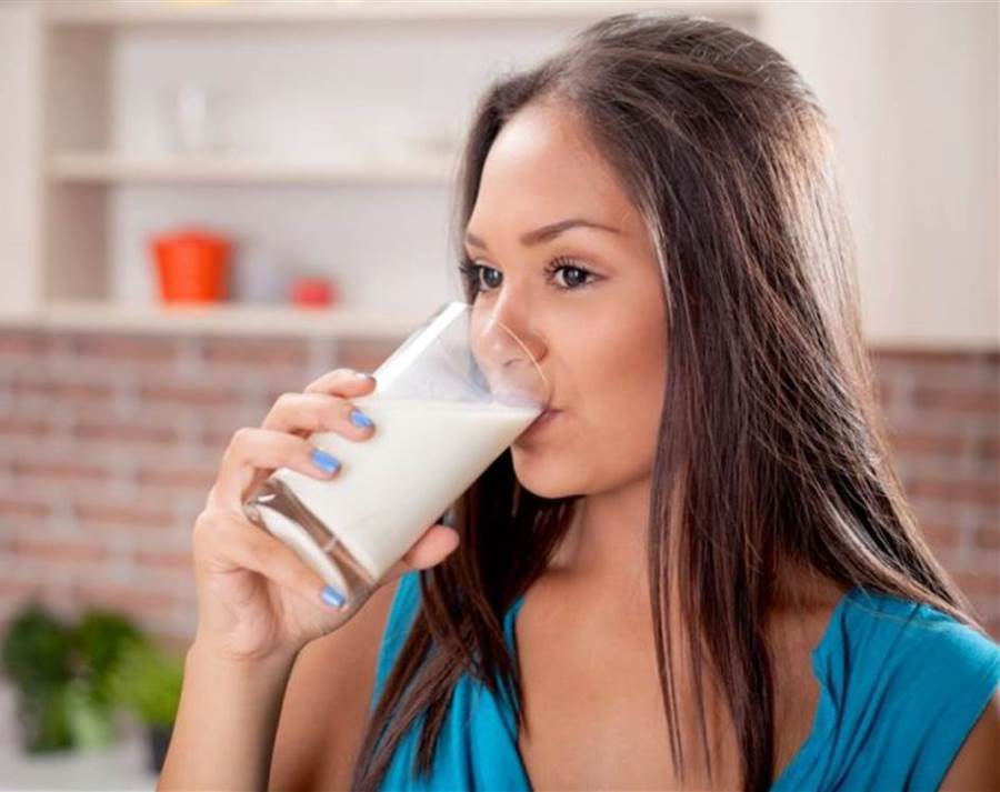 هذا مايحدث فى جسمك عند تناول كوب من الحليب مع الإفطار يوميا؟
