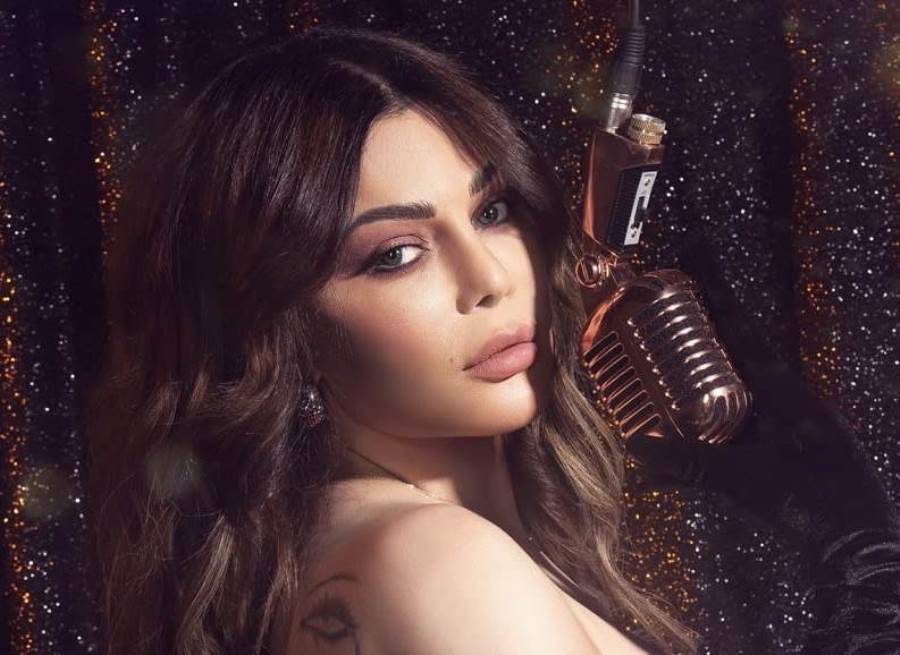 هيفاء وهبي تثير الجدل بروب الحمام