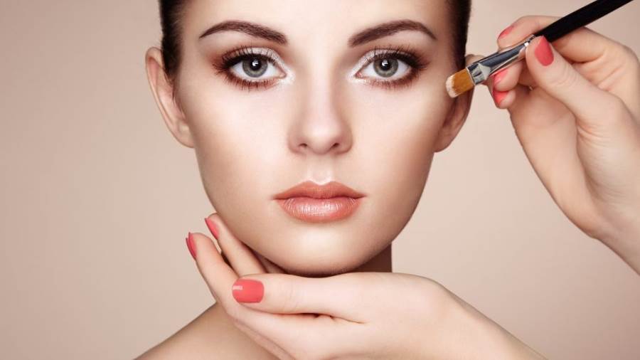 وجه نحيف بإستخدام المكياج