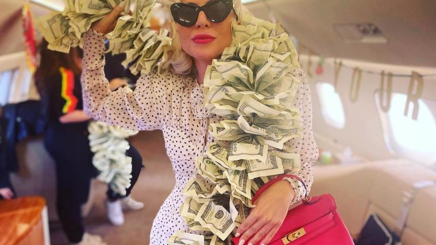 ليدى جاجا تلعب بالدولارات فى كواليس عودتها من تصوير House of Gucci