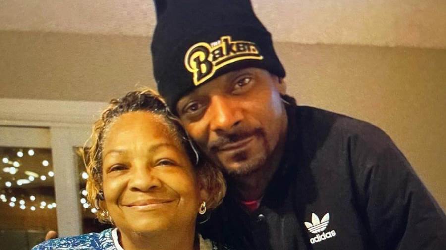 سنوب دوج ووالدته