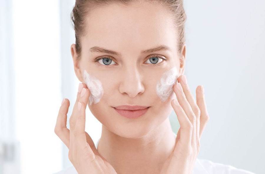 فى 3 خطوات فقط .. أعتني ببشرتك الدهنية فى الشتاء