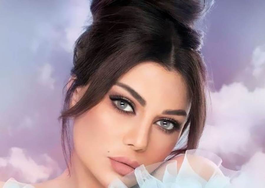 من داخل سيارتها .. هيفاء وهبي تخطف الأنظار بفستان أخضر 