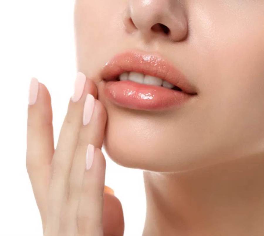 وصفات طبيعية للعناية بالشفاه فى المنزل .. جربيها