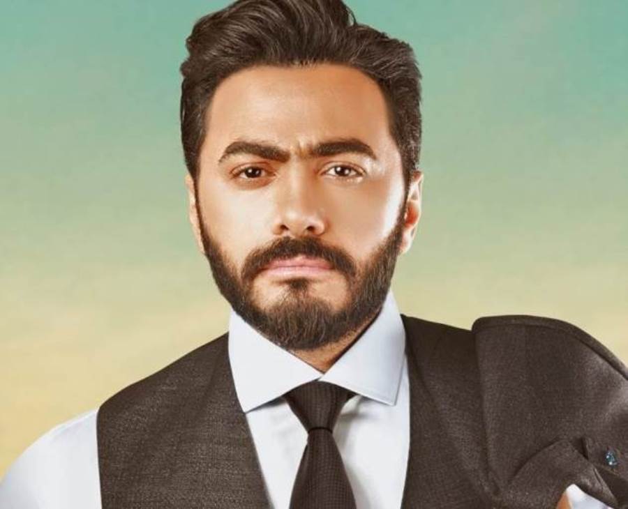 تامر حسني يحتفي بنجاح حفله في قصر عابدين