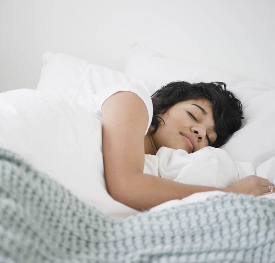 لهذه الأسباب النوم على ظهرك سيحل لك مشكلات نومك