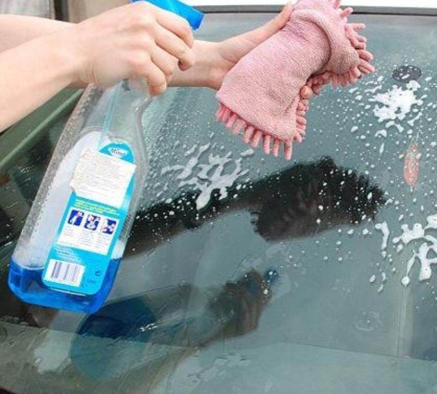 Что лучше отмоет грязь. Помыть лобовое стекло. Очистка лобового стекла автомобиля снаружи. Очистка стекол авто от воды. Налет на лобовом стекле.