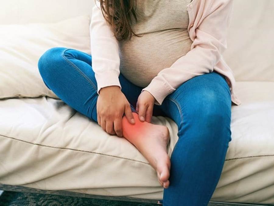 أسباب آلام القدم أثناء الحمل ونصائح للتعامل معها