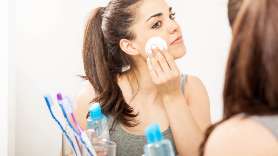 إزالة المكياج قبل النوم .